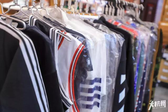 aj 1最好看配色男低帮 (aj1最新配色大全图片低帮)