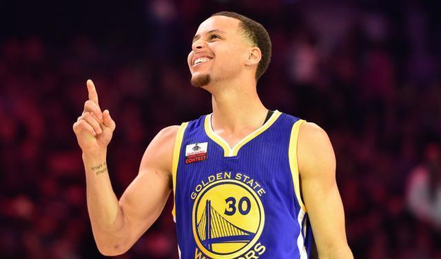 10图看进球后的庆祝动作:库里伸出手指指向天,韦德表情霸气至极