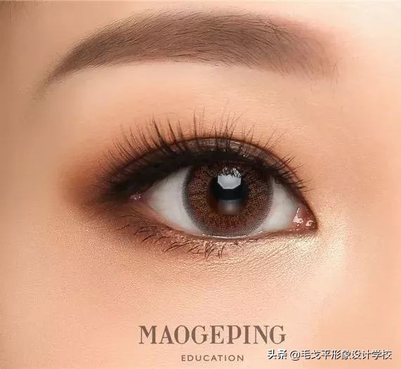 怎么画眼妆才不显脏,想学画眼妆今年最流行的眼妆