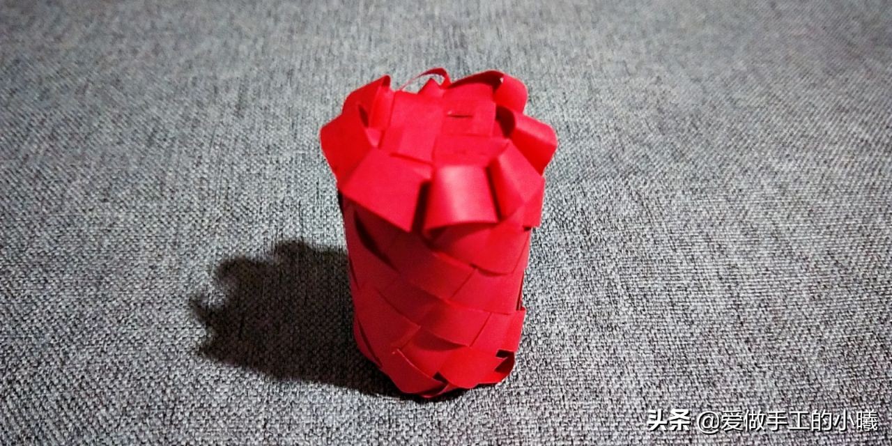 用折星星的纸条做灯笼,用纸条折红红的小灯笼