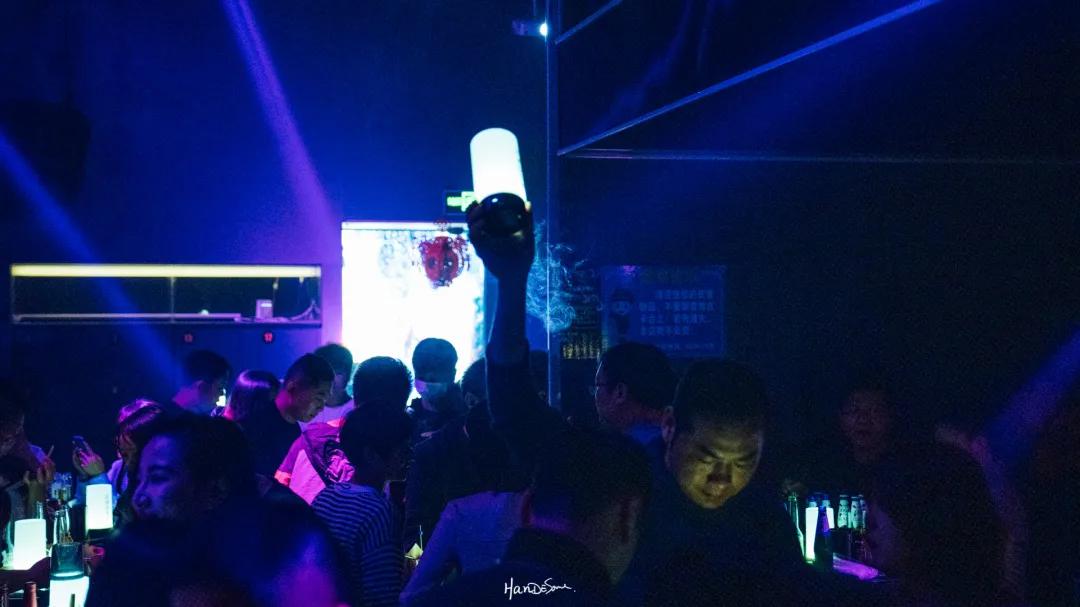 武汉嫂子和男将的秘密狂欢派对,在沿江大道153号