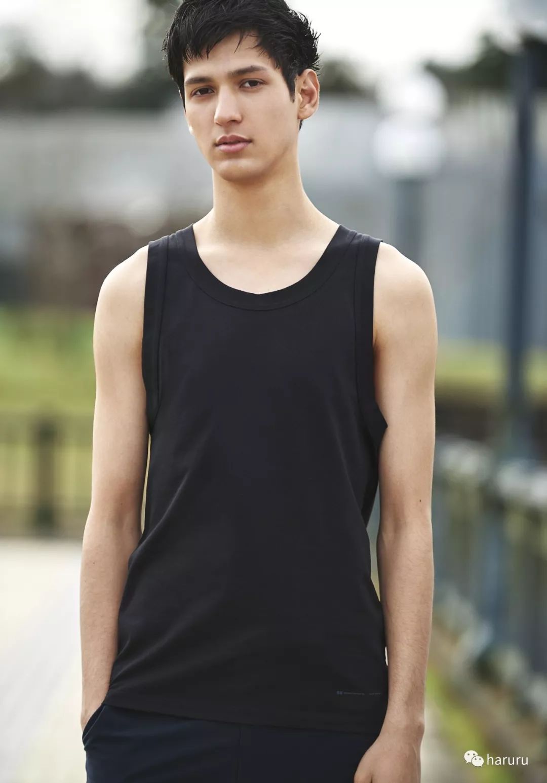 赖冠霖联名同款羽绒服,赖冠霖深蓝色西装