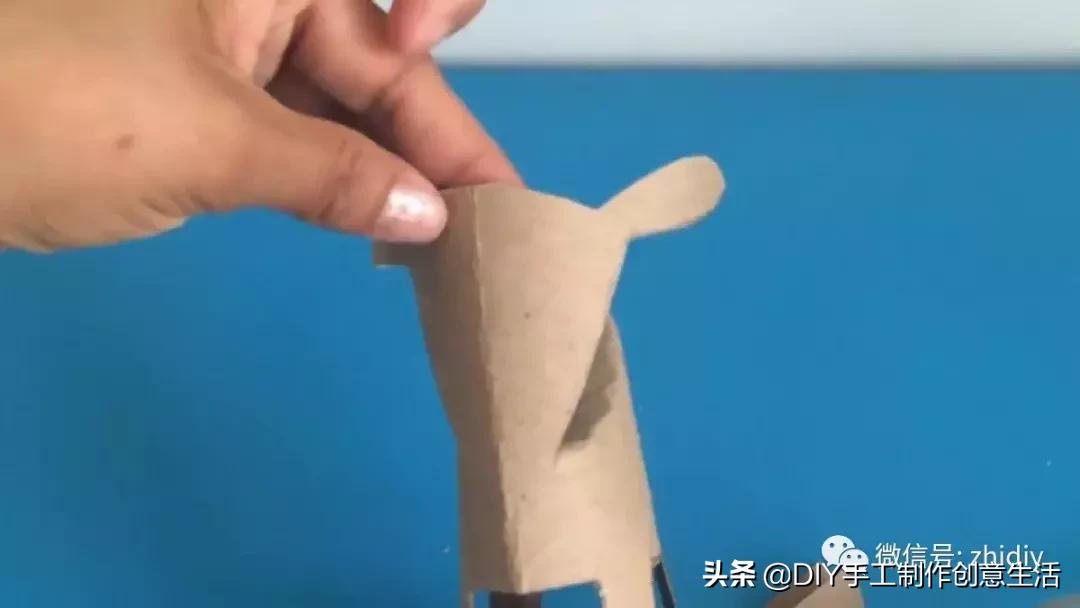 用白纸做个可爱的咩咩羊,用纸折一个可爱的小山羊