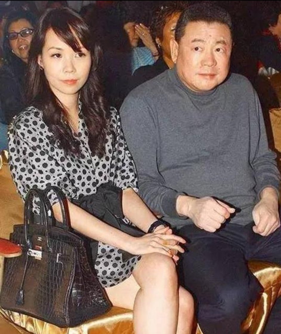 香江传奇：黑皮凸嘴小娱记如何逆袭仪态端庄女首富？