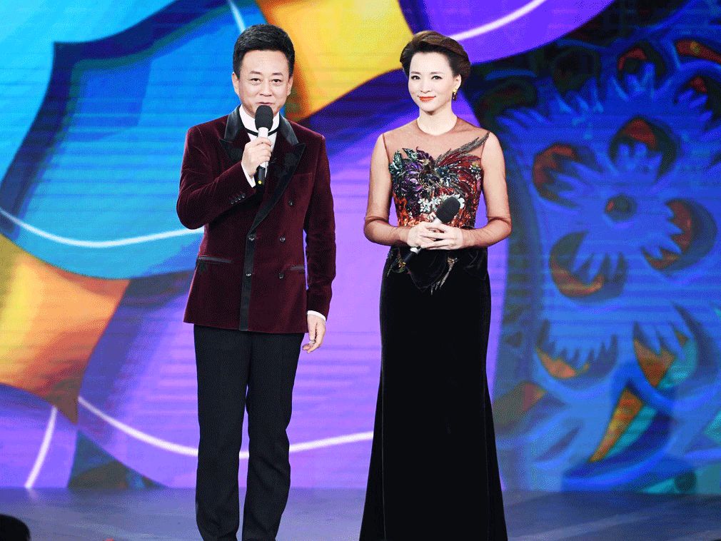 春晚时尚图鉴:热巴杨幂的红裙、王菲刷碗手套和董卿李思思的口红