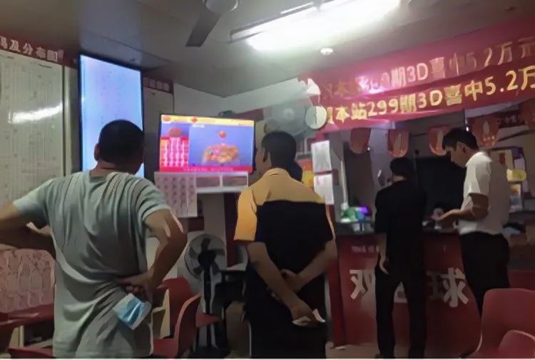千万富翁、保安、三和大神……彩票店里的人间底色与暴富梦想