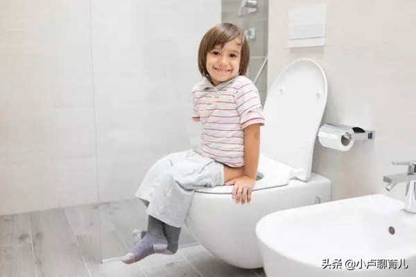 小孩老尿床专家教一招,小孩子尿床家长应该怎么安慰呢