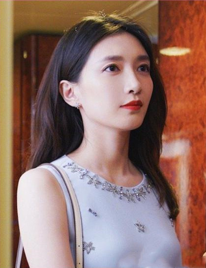 顾佳戴的项链是玫瑰金还是黄金,三十而已顾佳戴的那款项链叫什么