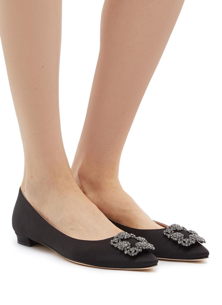 年底跑趴高跟鞋太痛？这十个平底鞋品牌优雅加分显腿长，值得投资