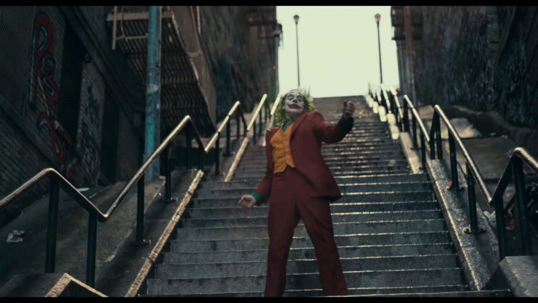 小丑口碑大爆豆瓣评分9,dc新片小丑首曝预告风格黑暗