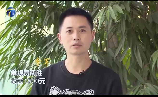 你爸妈看地方台打牌节目的样子，像极了看LOL直播的你