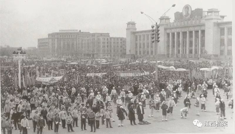 带着时代烙印的老照片，和你穿越到不同年代的八一广场