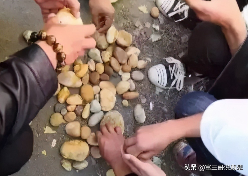 翡翠越阳越贵吗,翡翠最好的品种图片及价格全览