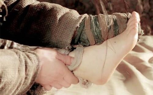 赵丽颖的脚丫百看不厌,白嫩有光泽,女人看了都羡慕不已