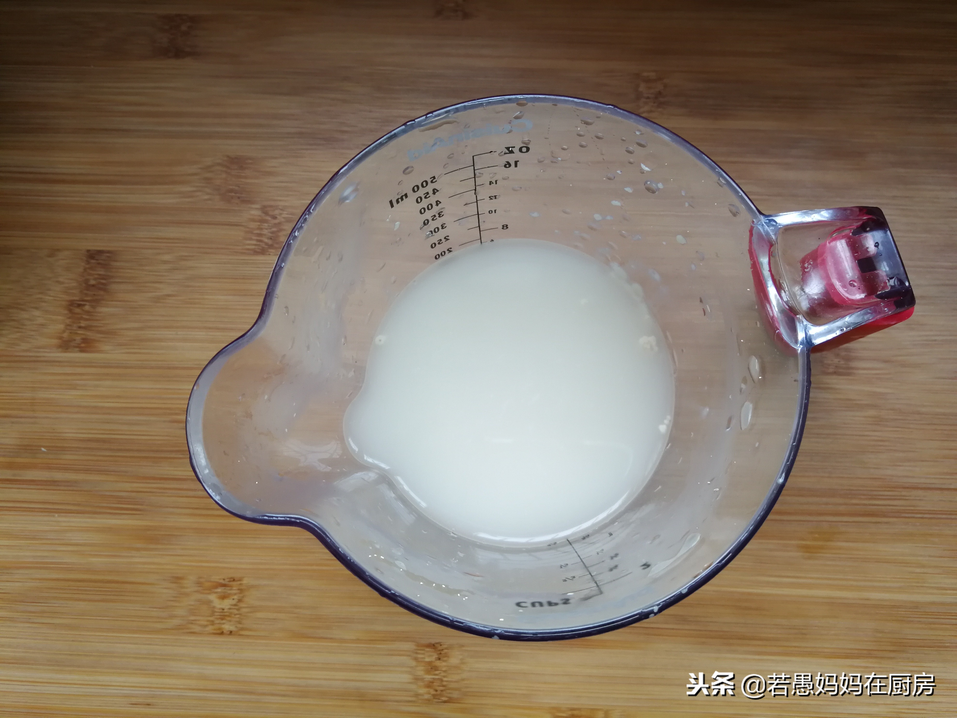 不用泡打粉不用碱，教你做松软筋道的白馒头，越嚼越香！