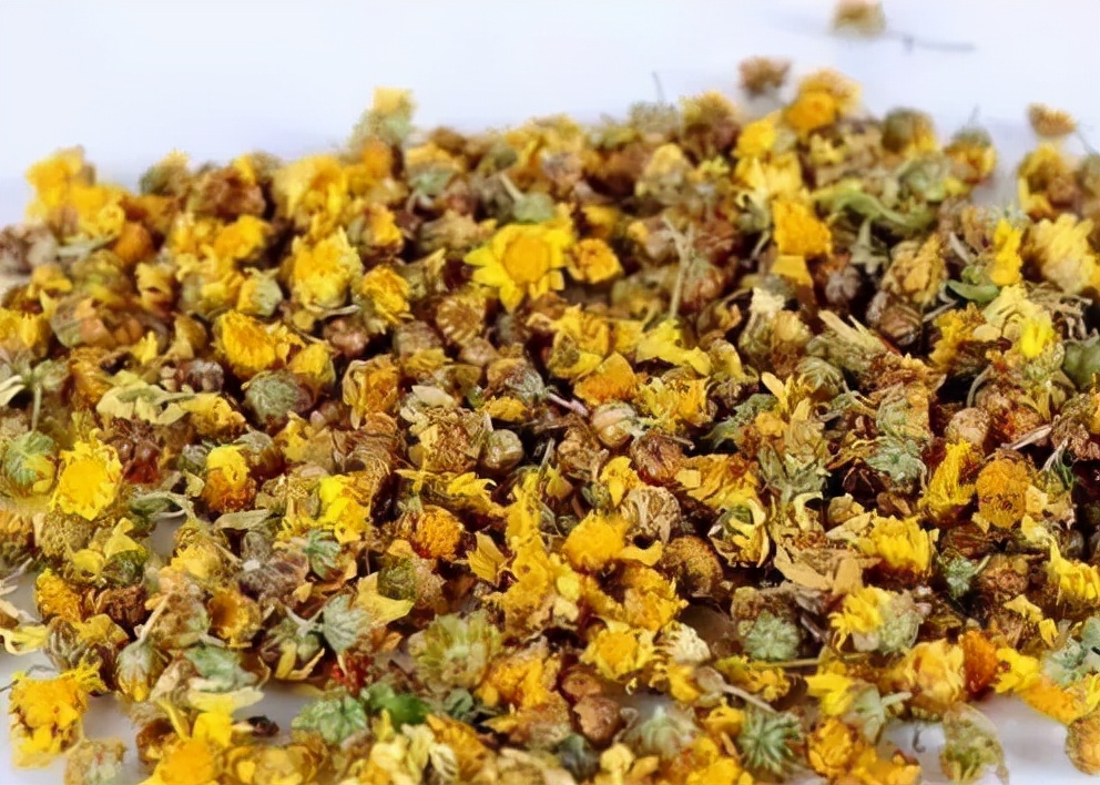 枸杞大枣菊花一起泡水有什么功效,红枣枸杞冰糖菊花能一起泡酒喝吗