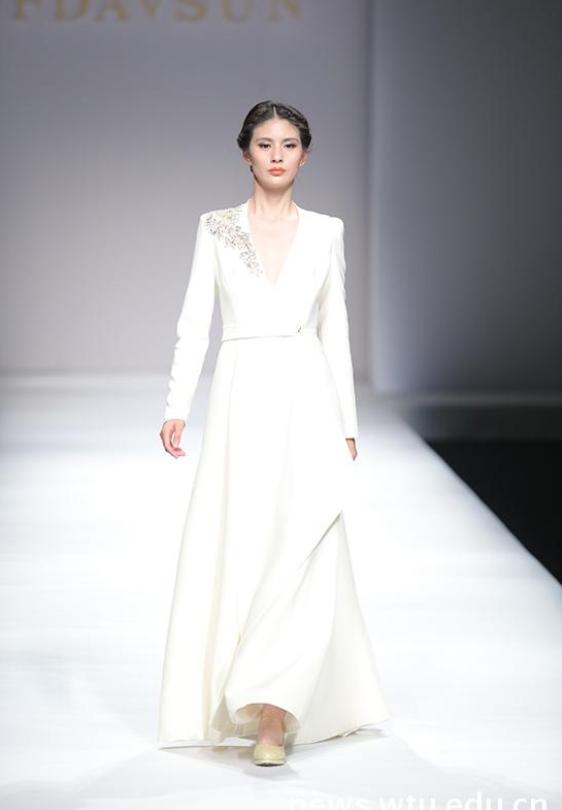 厉害！连续12年为春晚设计演出服，湖北这位女专家作品登上央视