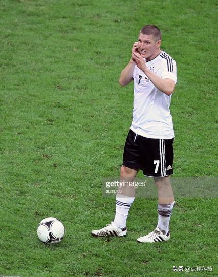 一人一鞋球星的执念球迷的追求你最喜爱的那双鞋穿了多久?