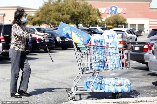 疫情严重国外人民抢购卫生纸,疫情美国人疯抢厕纸