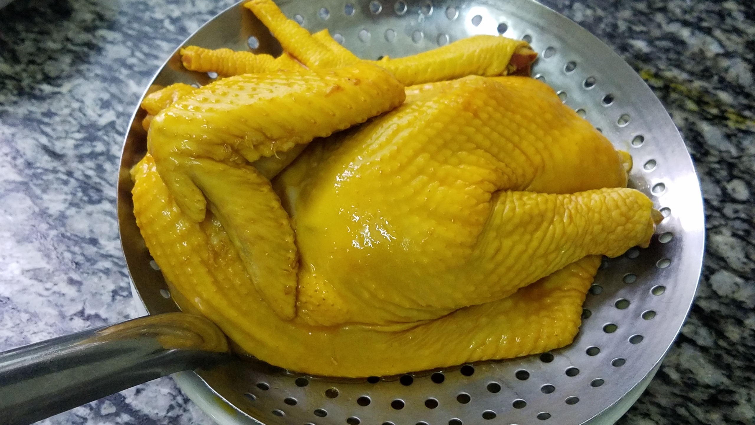 广东名菜盐焗鸡超级简单,正宗广东盐焗鸡的做法又黄又脆