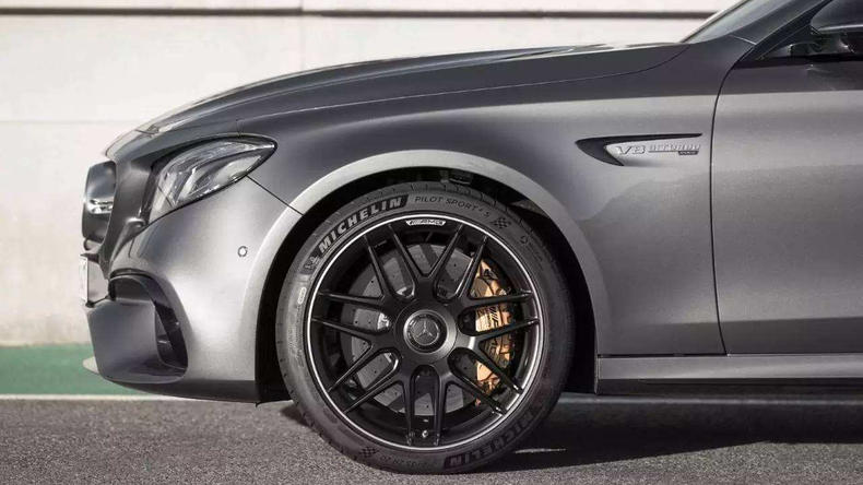 怎样给爱车去污打蜡,如何正确给自己的爱车打蜡呢