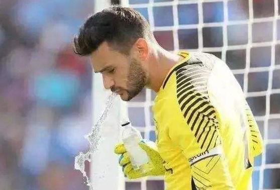 足球运动员为什么总瞬间胆怯,足球运动员如何喝水