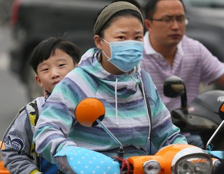 帮人照看孩子摔骨折谁负责,孩子在辅导班受伤怎么处理