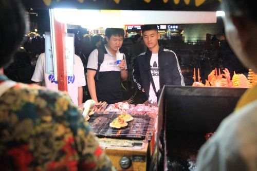 这座城以夜市美食闻名,传承千年彻夜灯火,通明人山人海