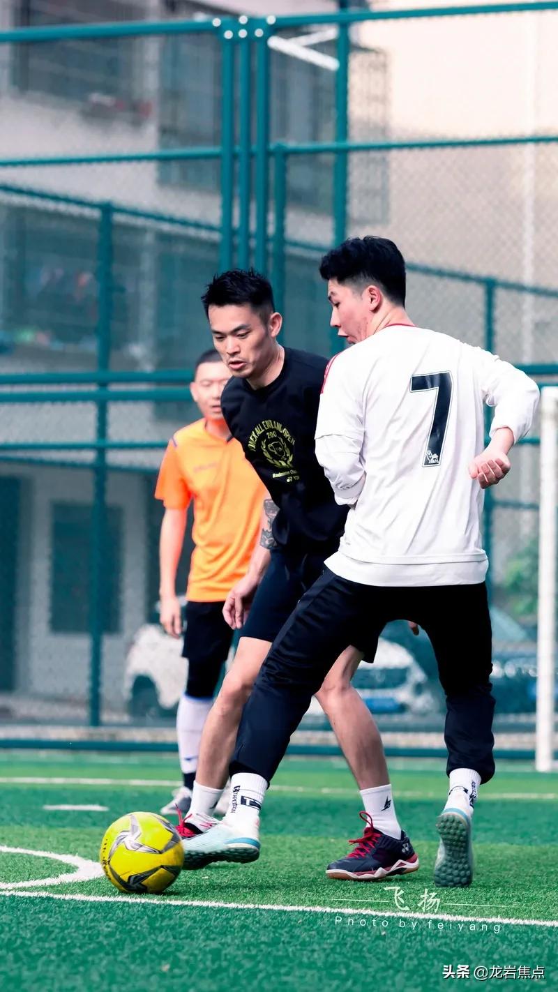 林丹脚踢球,林丹回到球场赢了