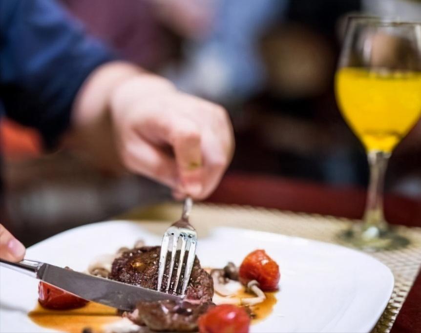 吃西餐前服务员都会送来柠檬水 (吃牛排时桌子上的柠檬水是干嘛的)