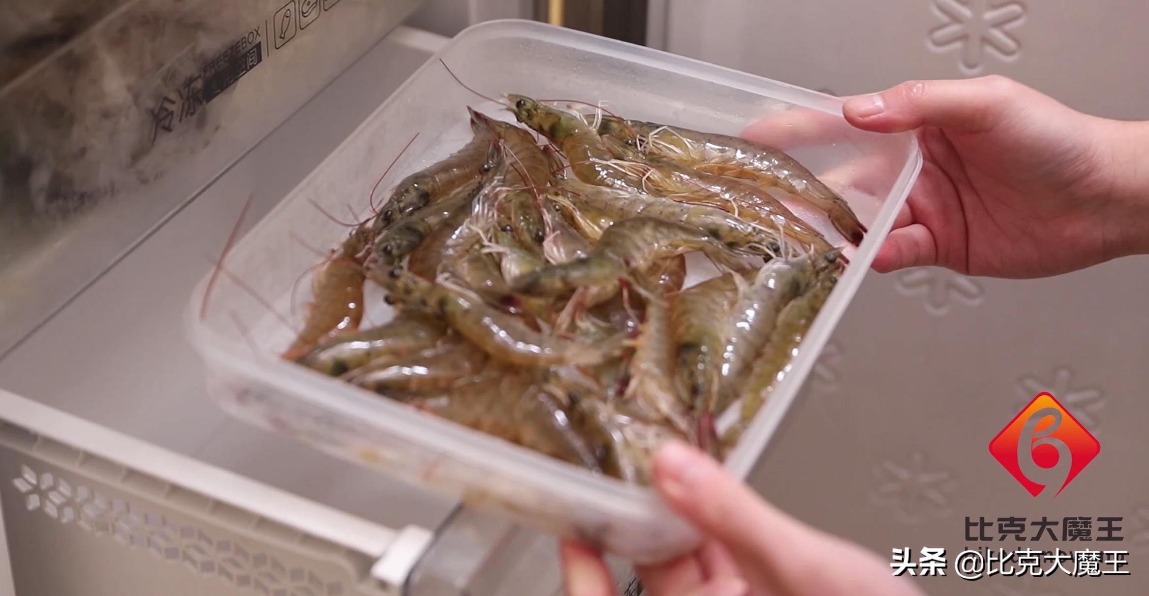 怎么完整剥虾壳取虾仁,剥虾仁剩下的虾壳的正确方法