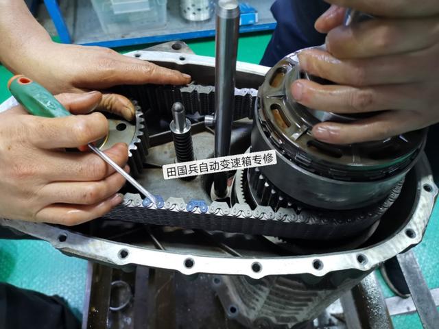 保时捷卡宴凉车打方向异响,11款保时捷卡宴冷车着车短暂异响