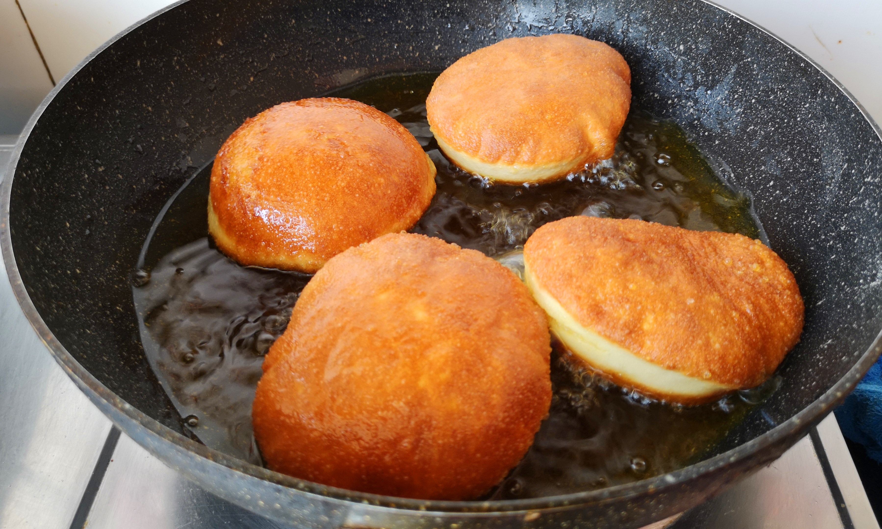 家里吃剩下的面条别再扔了，加面粉试试这样做，香甜松软，真好吃