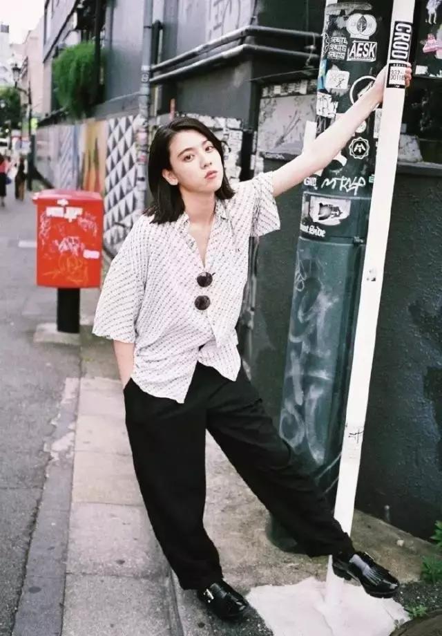 韩国短发漂亮的女星,韩国三大女神级电影演员短发