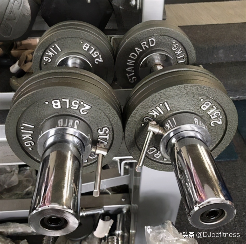在健身房里练杠铃哑铃的正确动作,健身器械是练习轻的还是重的