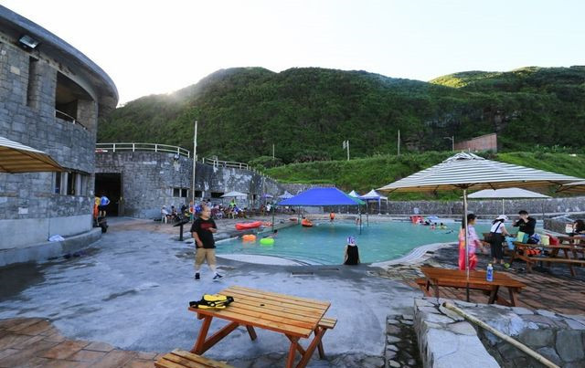 女子河边游玩不慎陷入黄河沼泽,女生下水游泳被水蛭咬住了