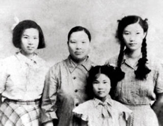 邵华和儿媳刘滨珍贵合影,婆媳其乐融融,邵华非常疼爱儿媳刘滨