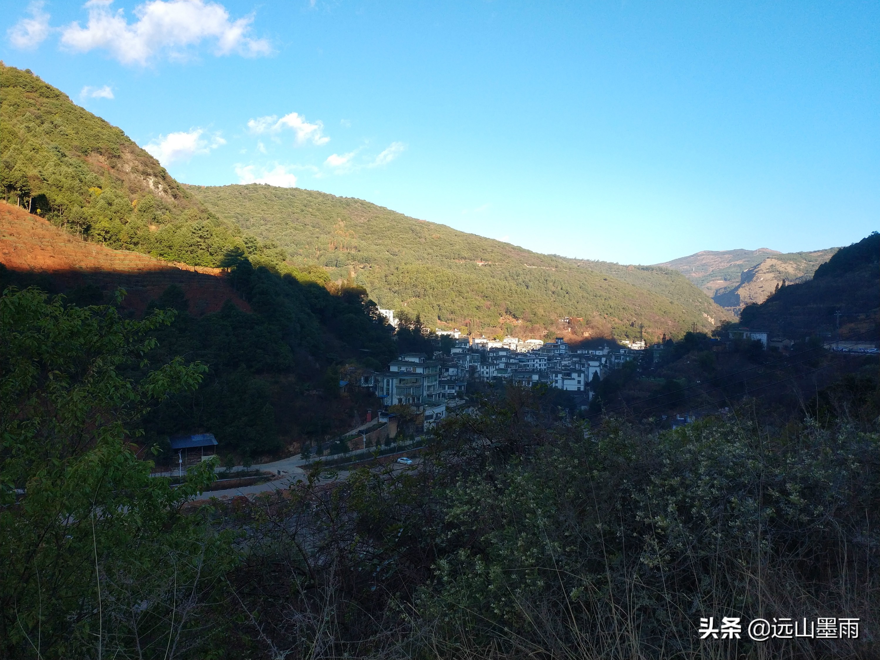 昆明陡坡村的风景非常独特,昆明可以爬山看夕阳的地方