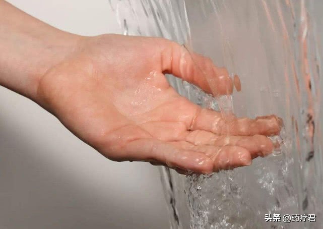 手指发皱不泡水也皱,手指一泡水就皱这说明什么