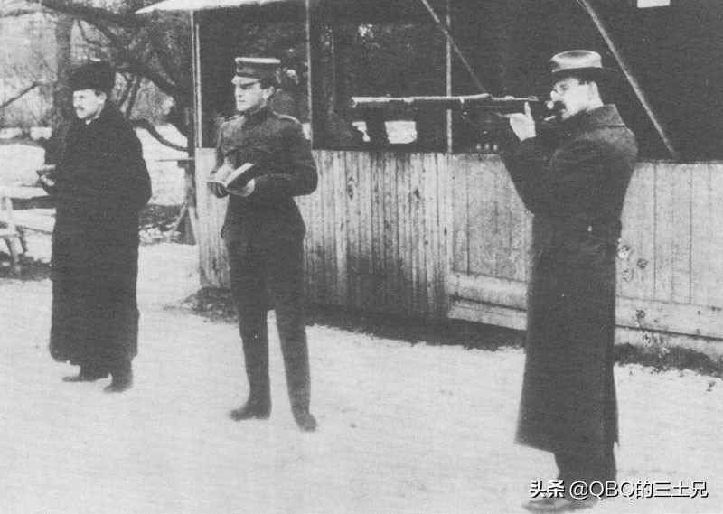 机关枪发明过程,发明机关枪的第一人