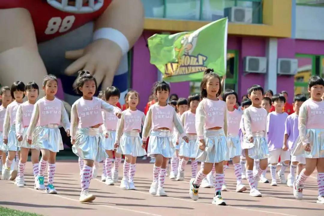 一共有207人参加体操表演,一百多人体育节开场