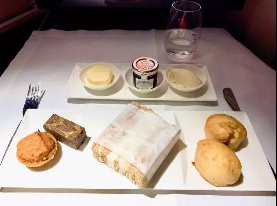 卡塔尔航空777经济舱体验,卡塔尔航空qsuite商务舱是哪个飞机