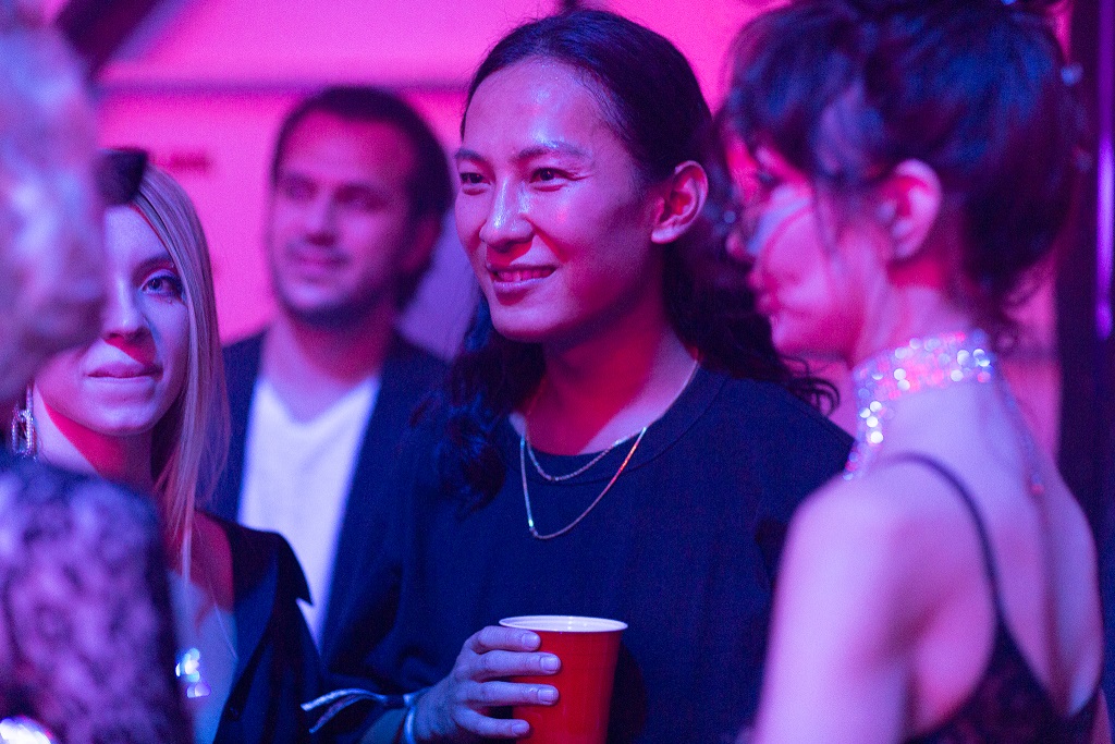 华裔爆款设计师疑似下药性侵多名男性，摸*体下**捏胸是日常操作？