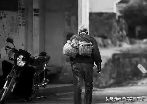 他给妈妈的买的第一份礼物，竟然是一包成人纸尿裤...