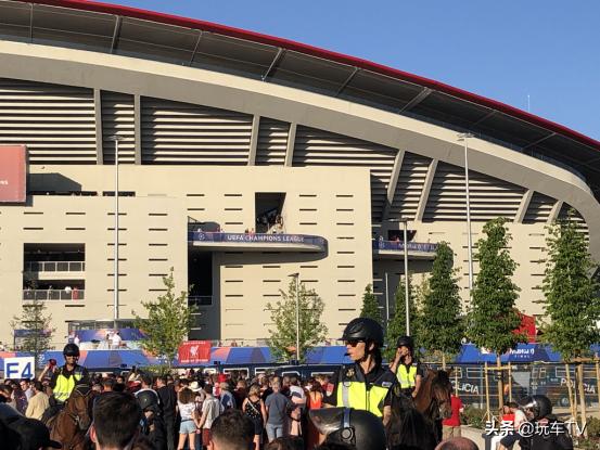 开手波等30个红灯，飞十几小时到万达看场欧冠，哪样更酸爽？