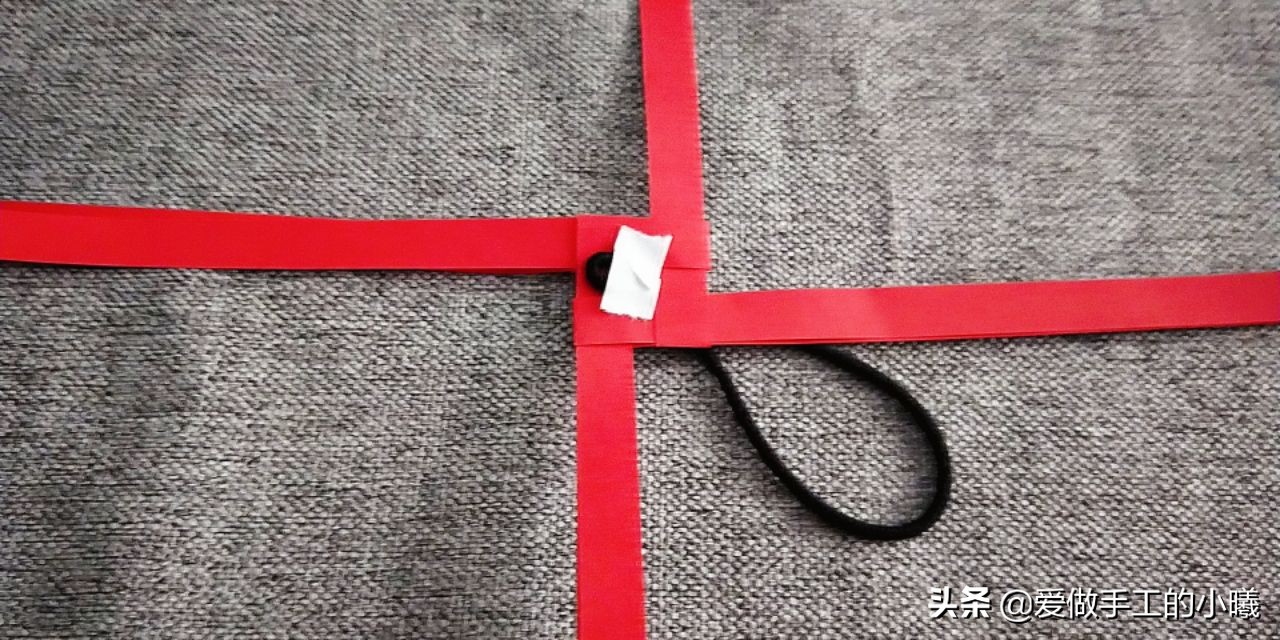 用折星星的纸条做灯笼,用纸条折红红的小灯笼