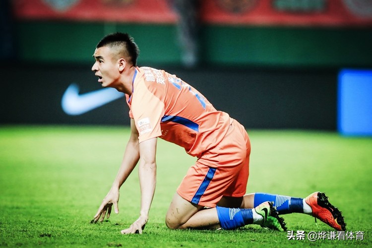 可惜！昔日“国足飞翼”进入职业生涯瓶颈期，技术单一，泯如众人