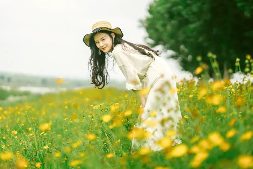 全身喷满防水喷雾,防晒美白嫩亮肌肤