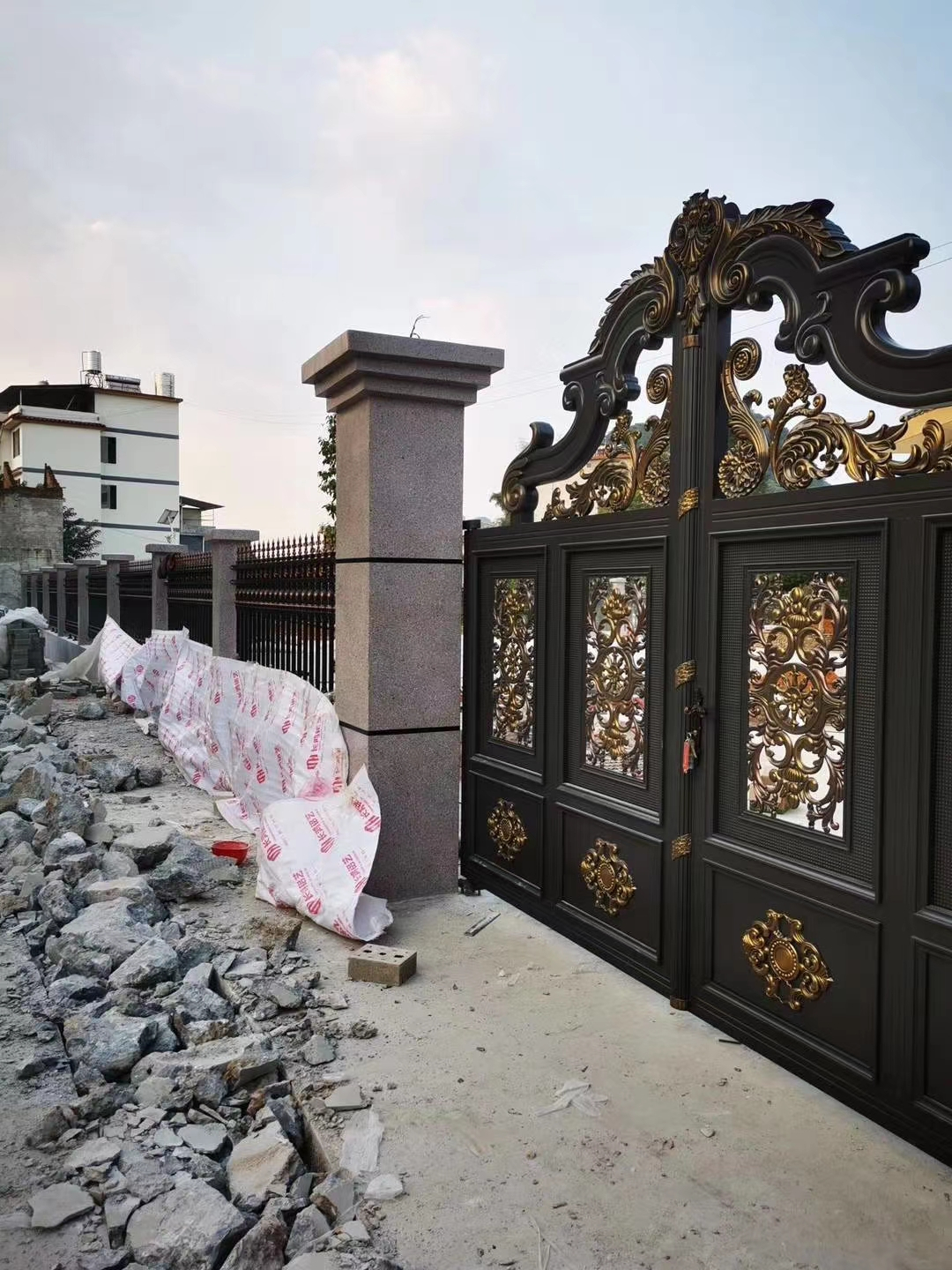 双开铝艺大门安装,双开铝艺大门