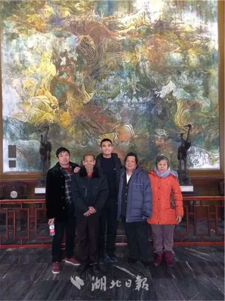 小伙儿替大学室友尽孝15年：“我就是你们的儿子”